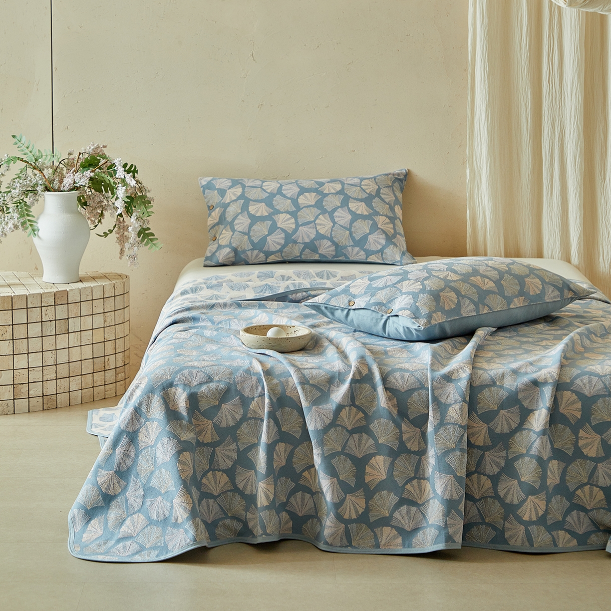 91家纺网 家纺一手货源 找家纺 孑寐家纺 2026新款100%纯棉色织双面大提花老粗布凉席三件套 银杏叶影-蓝色