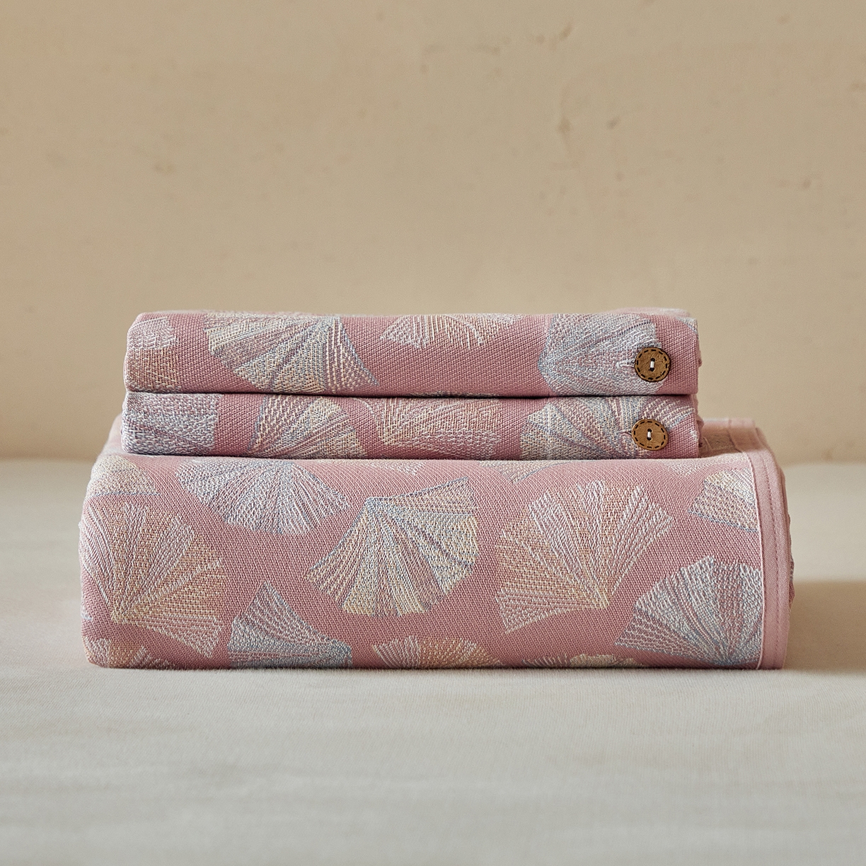 91家纺网 家纺一手货源 找家纺 孑寐家纺 2026新款100%纯棉色织双面大提花老粗布凉席三件套 银杏叶影-粉色