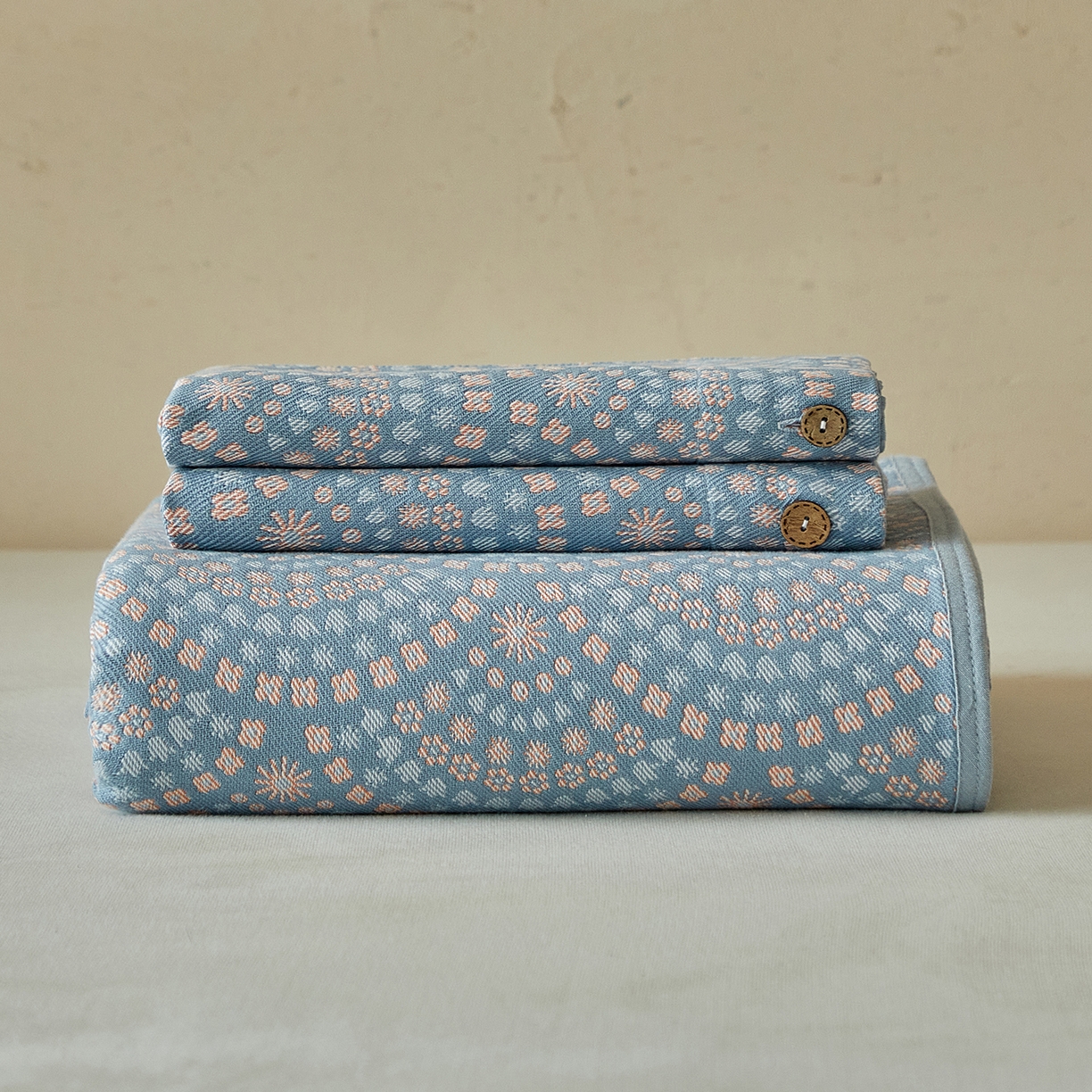 91家纺网 家纺一手货源 找家纺 孑寐家纺 2026新款100%纯棉色织双面大提花老粗布凉席三件套 彩虹太阳花-蓝色