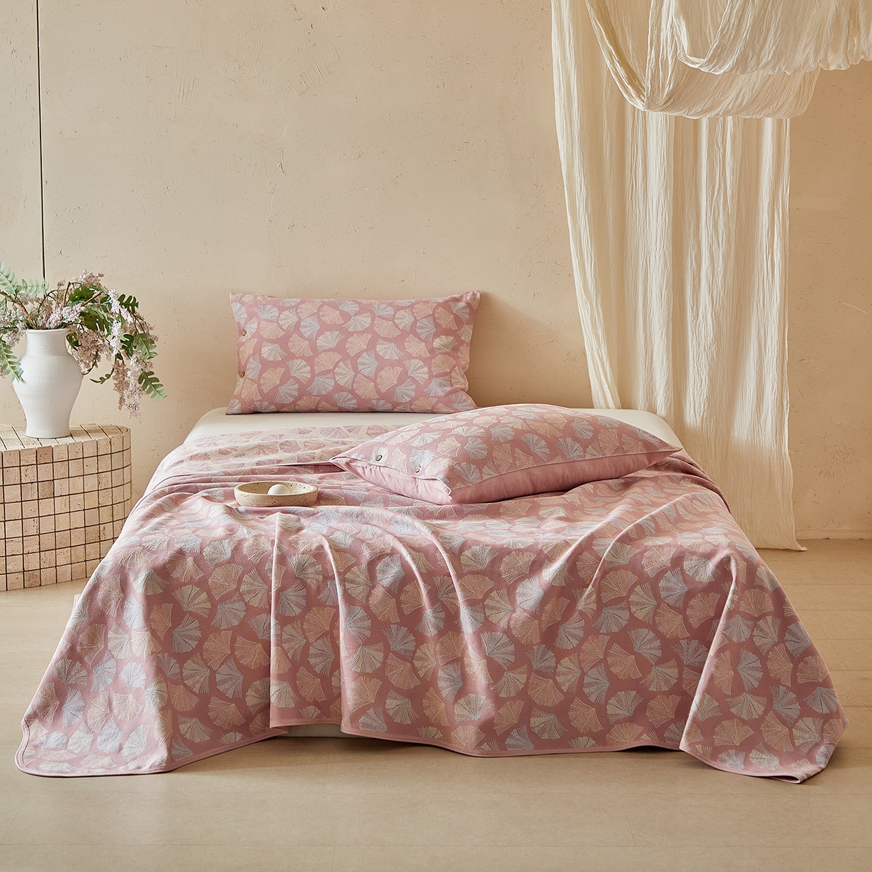 91家纺网 家纺一手货源 找家纺 孑寐家纺 2026新款100%纯棉色织双面大提花老粗布凉席三件套 银杏叶影-粉色