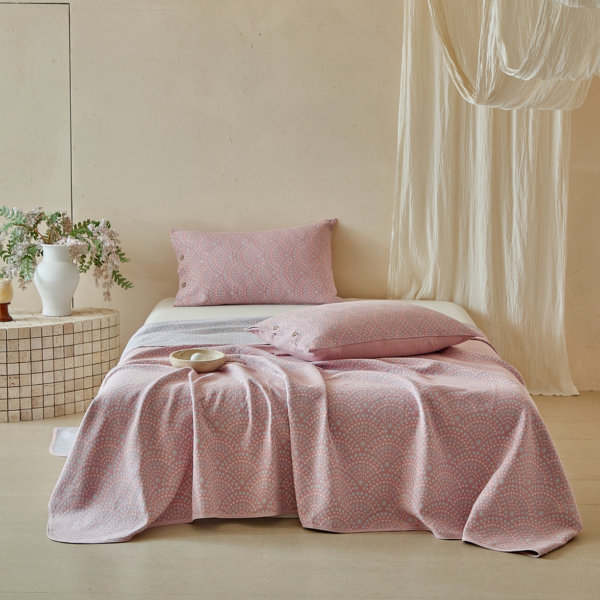 91家纺网 家纺一手货源 找家纺 孑寐家纺 2026新款100%纯棉色织双面大提花老粗布凉席三件套 彩虹太阳花-粉色