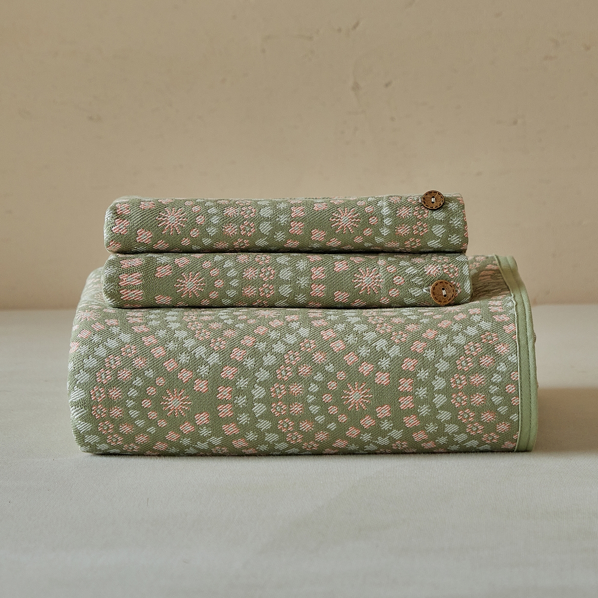 91家纺网 家纺一手货源 找家纺 孑寐家纺 2026新款100%纯棉色织双面大提花老粗布凉席三件套 彩虹太阳花-绿色