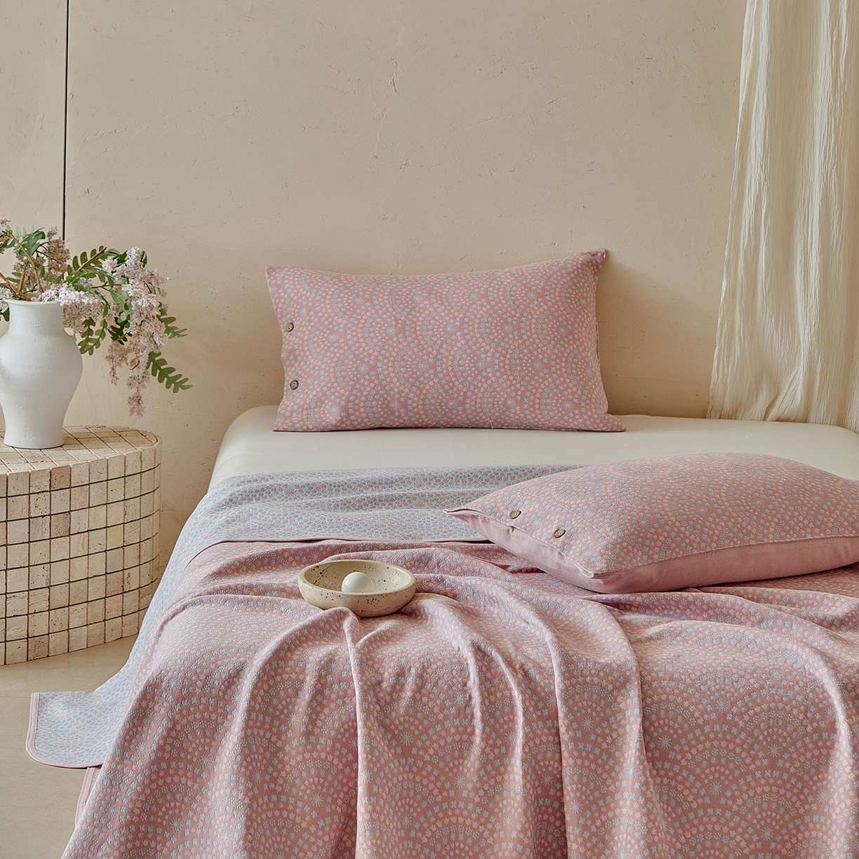 91家纺网 家纺一手货源 找家纺 孑寐家纺 2026新款100%纯棉色织双面大提花老粗布凉席三件套 彩虹太阳花-粉色