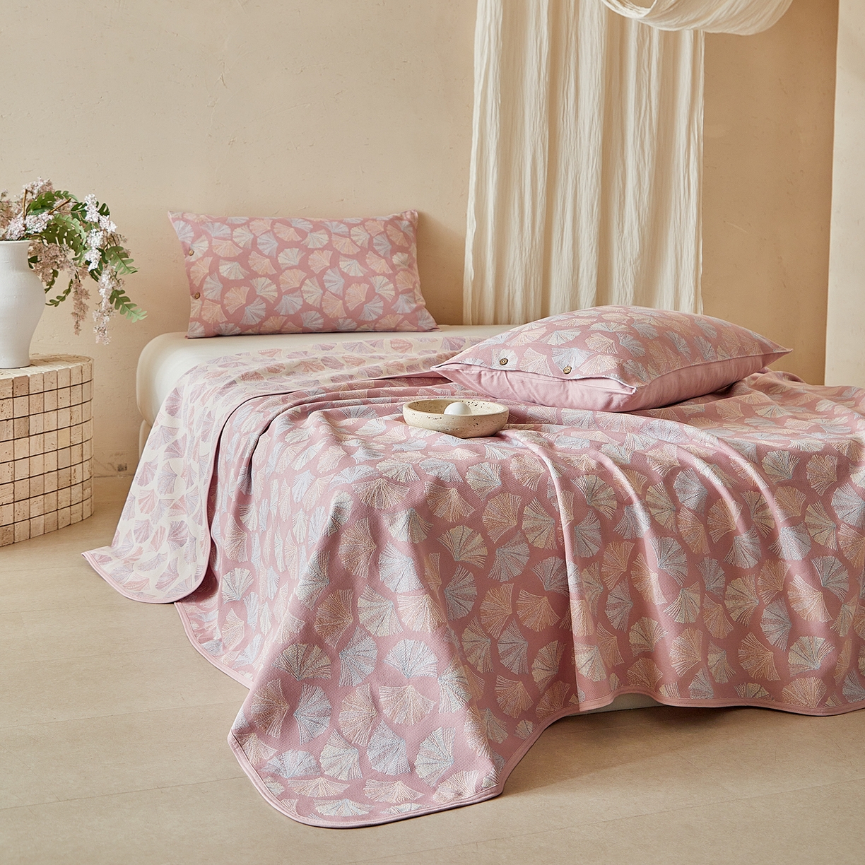 91家纺网 家纺一手货源 找家纺 孑寐家纺 2026新款100%纯棉色织双面大提花老粗布凉席三件套 银杏叶影-粉色