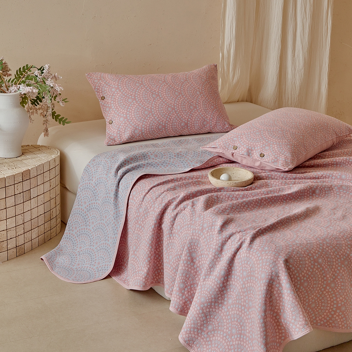 91家纺网 家纺一手货源 找家纺 孑寐家纺 2026新款100%纯棉色织双面大提花老粗布凉席三件套 彩虹太阳花-粉色