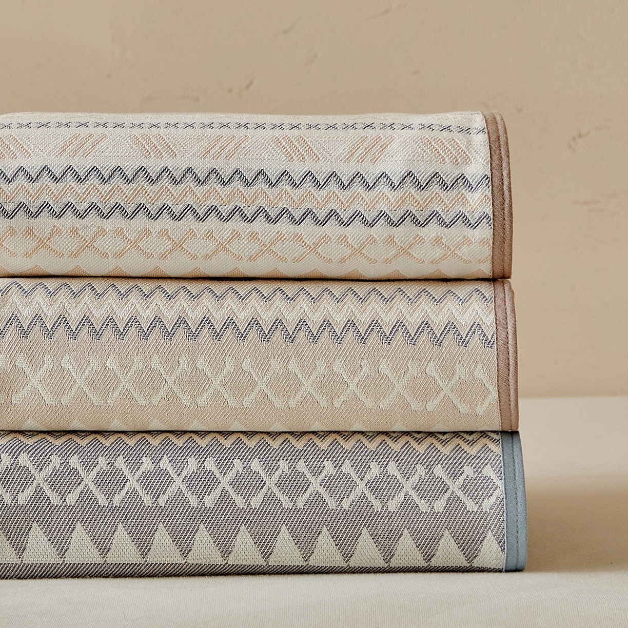 91家纺网 家纺一手货源 找家纺 孑寐家纺 2026新款100%纯棉色织双面大提花老粗布凉席三件套 组合