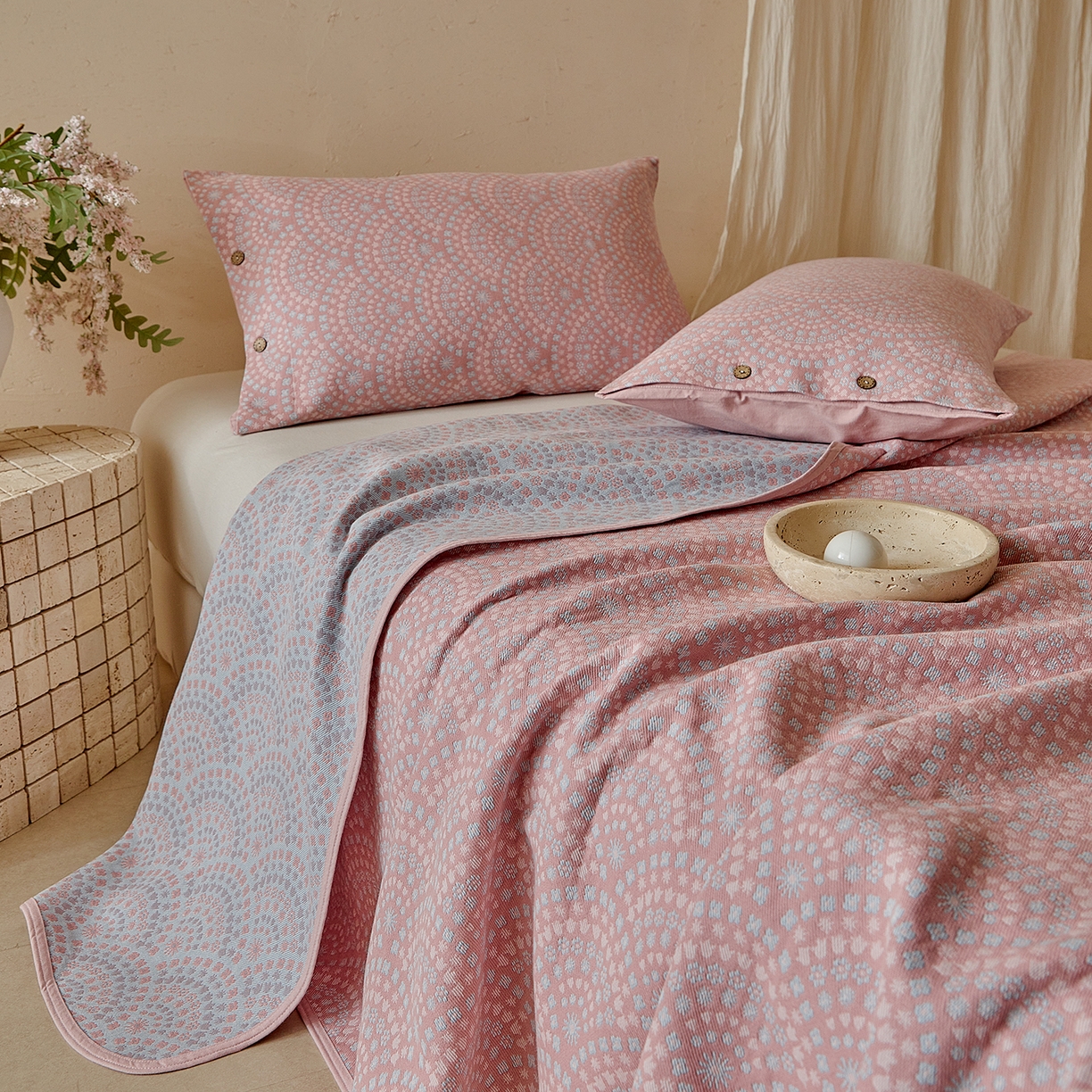 91家纺网 家纺一手货源 找家纺 孑寐家纺 2026新款100%纯棉色织双面大提花老粗布凉席三件套 彩虹太阳花-粉色