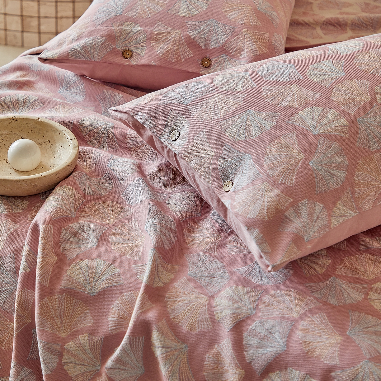 91家纺网 家纺一手货源 找家纺 孑寐家纺 2026新款100%纯棉色织双面大提花老粗布凉席三件套 银杏叶影-粉色