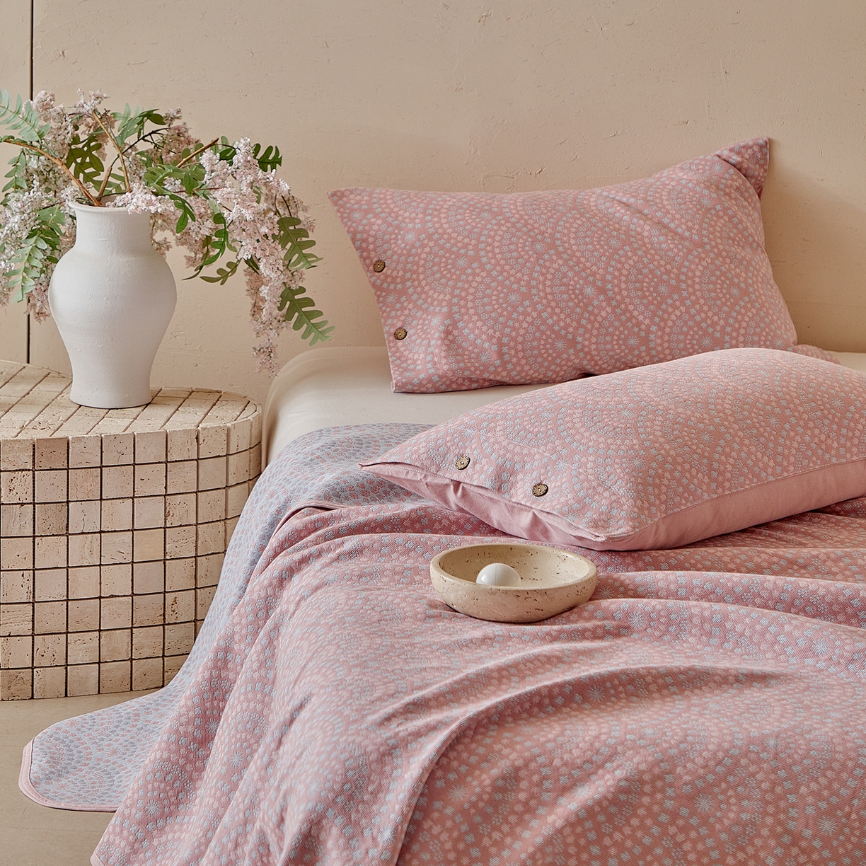 91家纺网 家纺一手货源 找家纺 孑寐家纺 2026新款100%纯棉色织双面大提花老粗布凉席三件套 彩虹太阳花-粉色