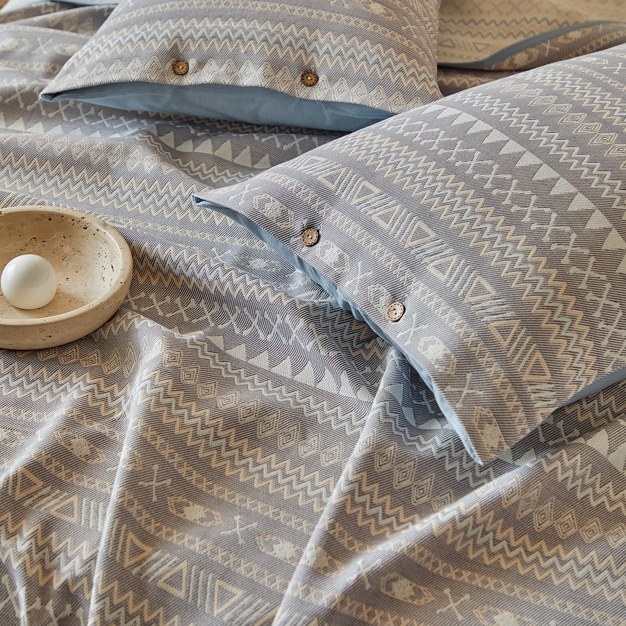 91家纺网 家纺一手货源 找家纺 孑寐家纺 2026新款100%纯棉色织双面大提花老粗布凉席三件套 几何波纹-蓝灰