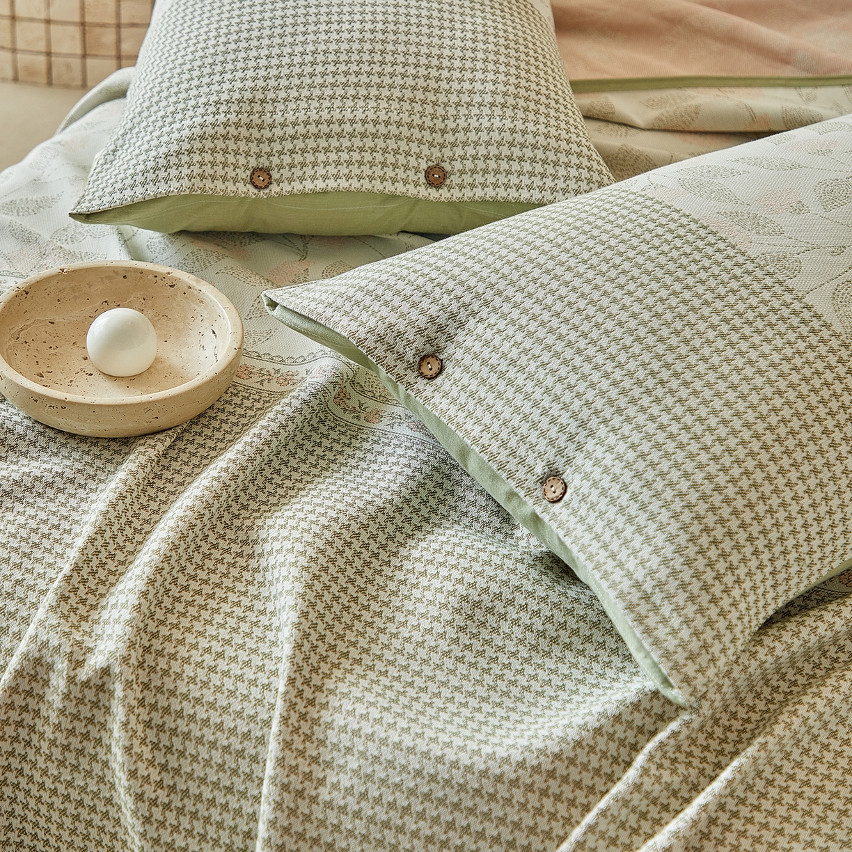 91家纺网 家纺一手货源 找家纺 孑寐家纺 2026新款100%纯棉色织双面大提花老粗布凉席三件套 森间枝语-浅绿