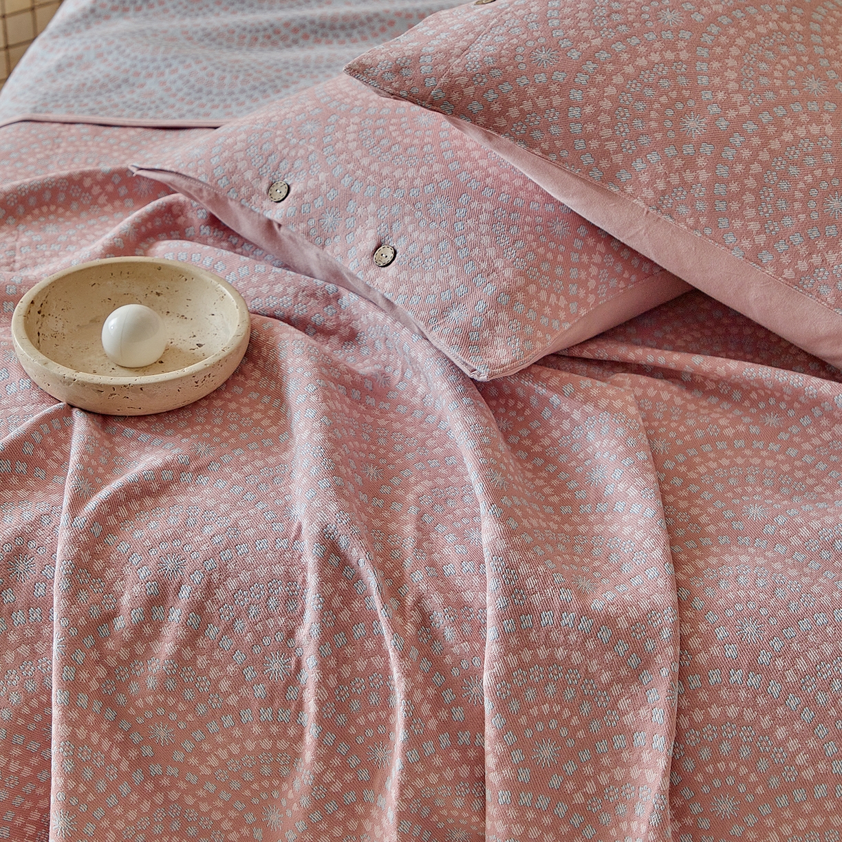 91家纺网 家纺一手货源 找家纺 孑寐家纺 2026新款100%纯棉色织双面大提花老粗布凉席三件套 彩虹太阳花-粉色