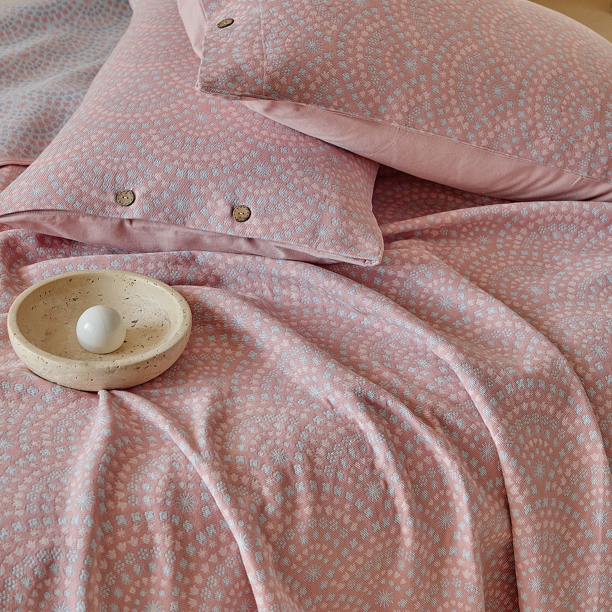 91家纺网 家纺一手货源 找家纺 孑寐家纺 2026新款100%纯棉色织双面大提花老粗布凉席三件套 彩虹太阳花-粉色