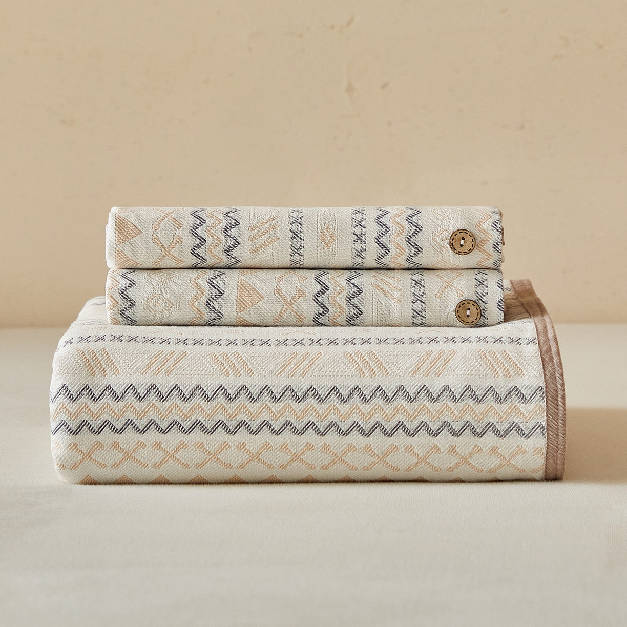 91家纺网 家纺一手货源 找家纺 孑寐家纺 2026新款100%纯棉色织双面大提花老粗布凉席三件套 几何波纹-米色