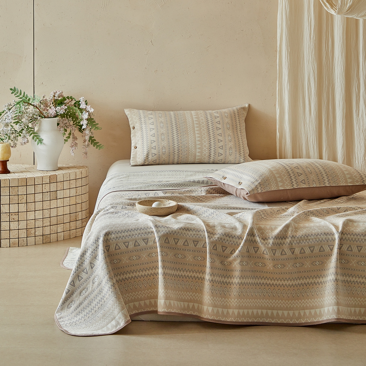 91家纺网 家纺一手货源 找家纺 孑寐家纺 2026新款100%纯棉色织双面大提花老粗布凉席三件套 几何波纹-奶咖