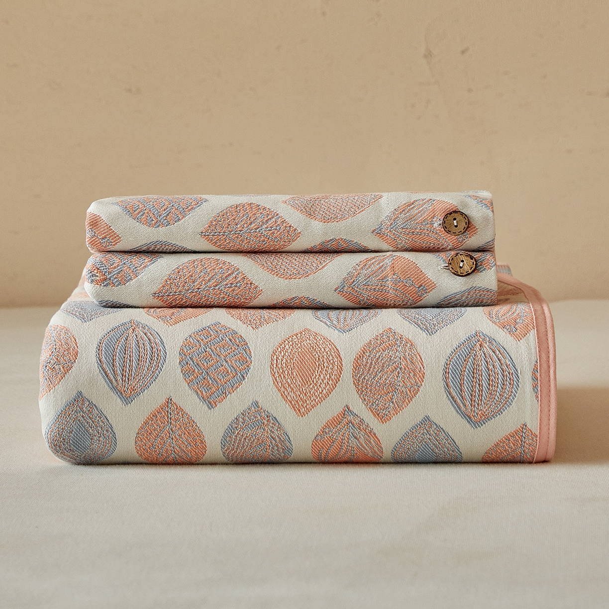 91家纺网 家纺一手货源 找家纺 孑寐家纺 2026新款100%纯棉色织双面大提花老粗布凉席三件套 金栗叶影-浅粉