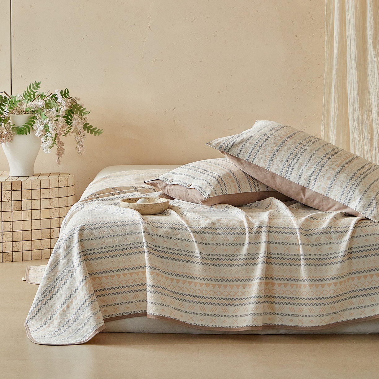 91家纺网 家纺一手货源 找家纺 孑寐家纺 2026新款100%纯棉色织双面大提花老粗布凉席三件套 几何波纹-米色