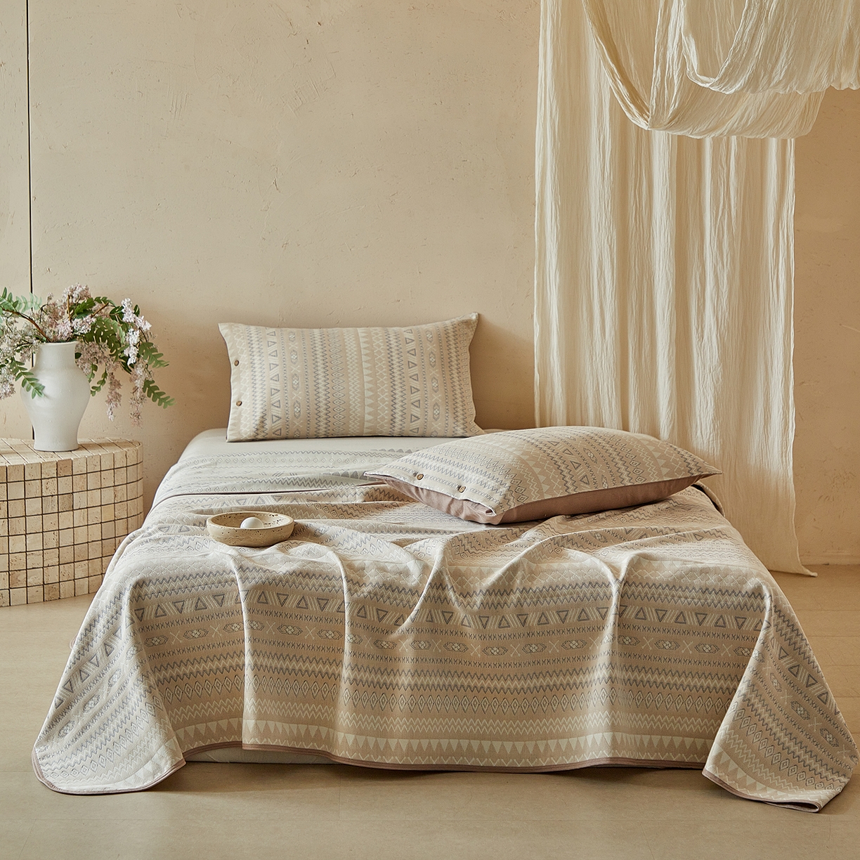 91家纺网 家纺一手货源 找家纺 孑寐家纺 2026新款100%纯棉色织双面大提花老粗布凉席三件套 几何波纹-奶咖