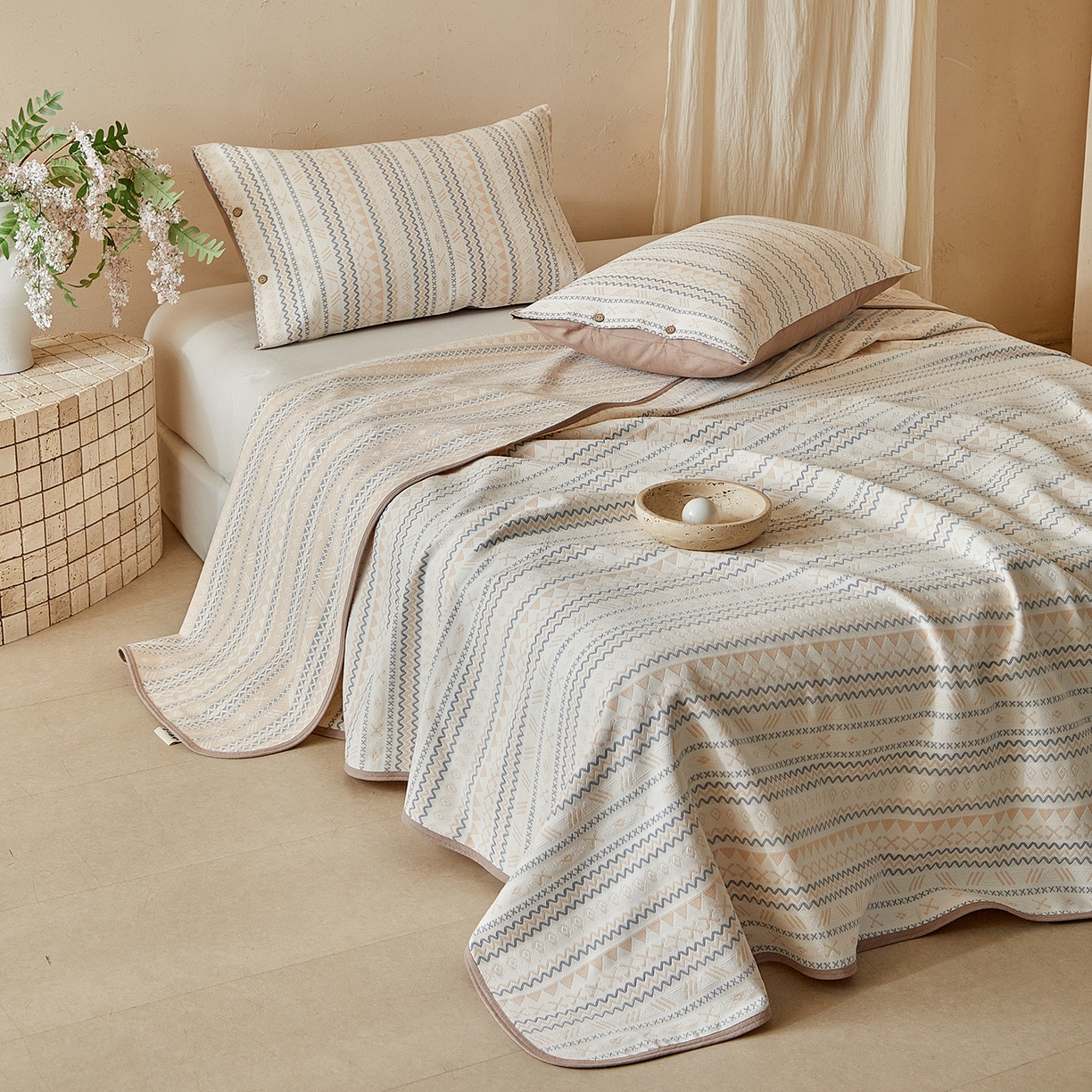 91家纺网 家纺一手货源 找家纺 孑寐家纺 2026新款100%纯棉色织双面大提花老粗布凉席三件套 几何波纹-米色