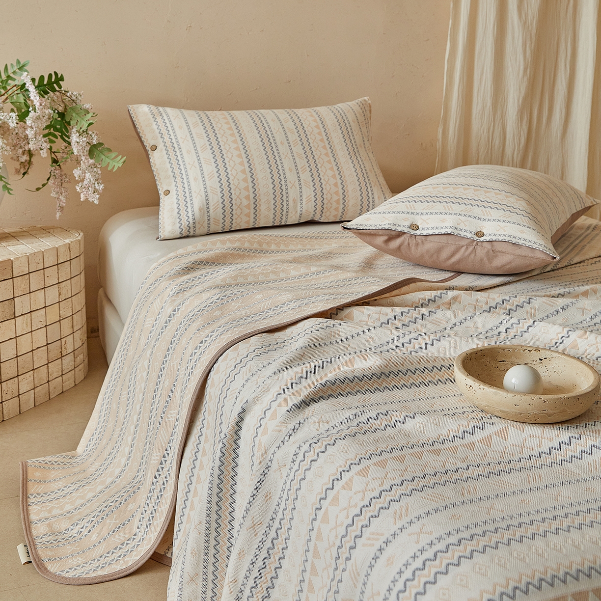 91家纺网 家纺一手货源 找家纺 孑寐家纺 2026新款100%纯棉色织双面大提花老粗布凉席三件套 几何波纹-米色