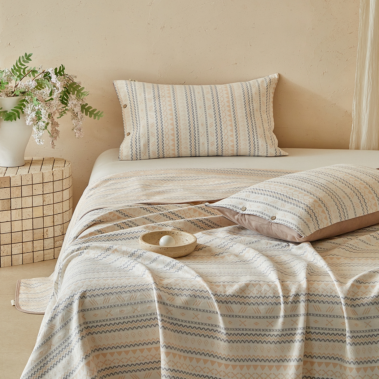 91家纺网 家纺一手货源 找家纺 孑寐家纺 2026新款100%纯棉色织双面大提花老粗布凉席三件套 几何波纹-米色