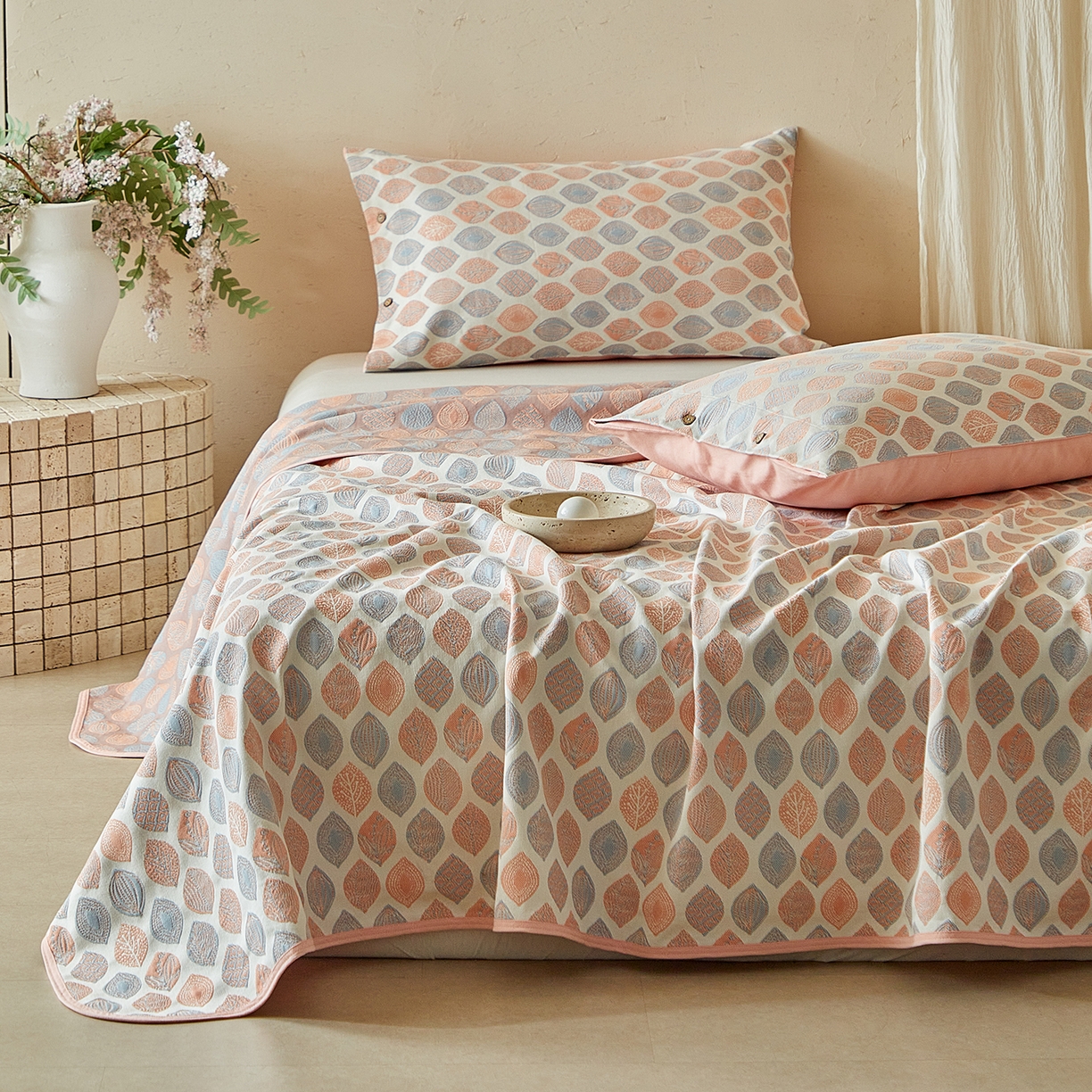 91家纺网 家纺一手货源 找家纺 孑寐家纺 2026新款100%纯棉色织双面大提花老粗布凉席三件套 金栗叶影-浅粉