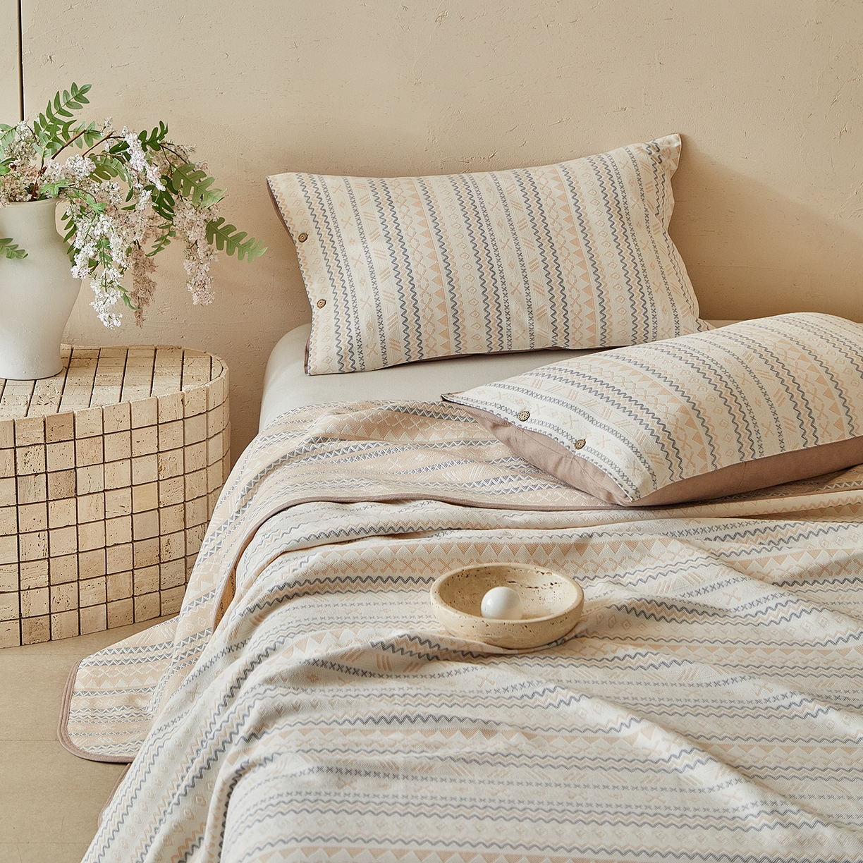 91家纺网 家纺一手货源 找家纺 孑寐家纺 2026新款100%纯棉色织双面大提花老粗布凉席三件套 几何波纹-米色