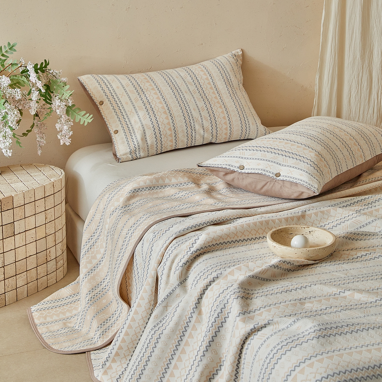 91家纺网 家纺一手货源 找家纺 孑寐家纺 2026新款100%纯棉色织双面大提花老粗布凉席三件套 几何波纹-米色