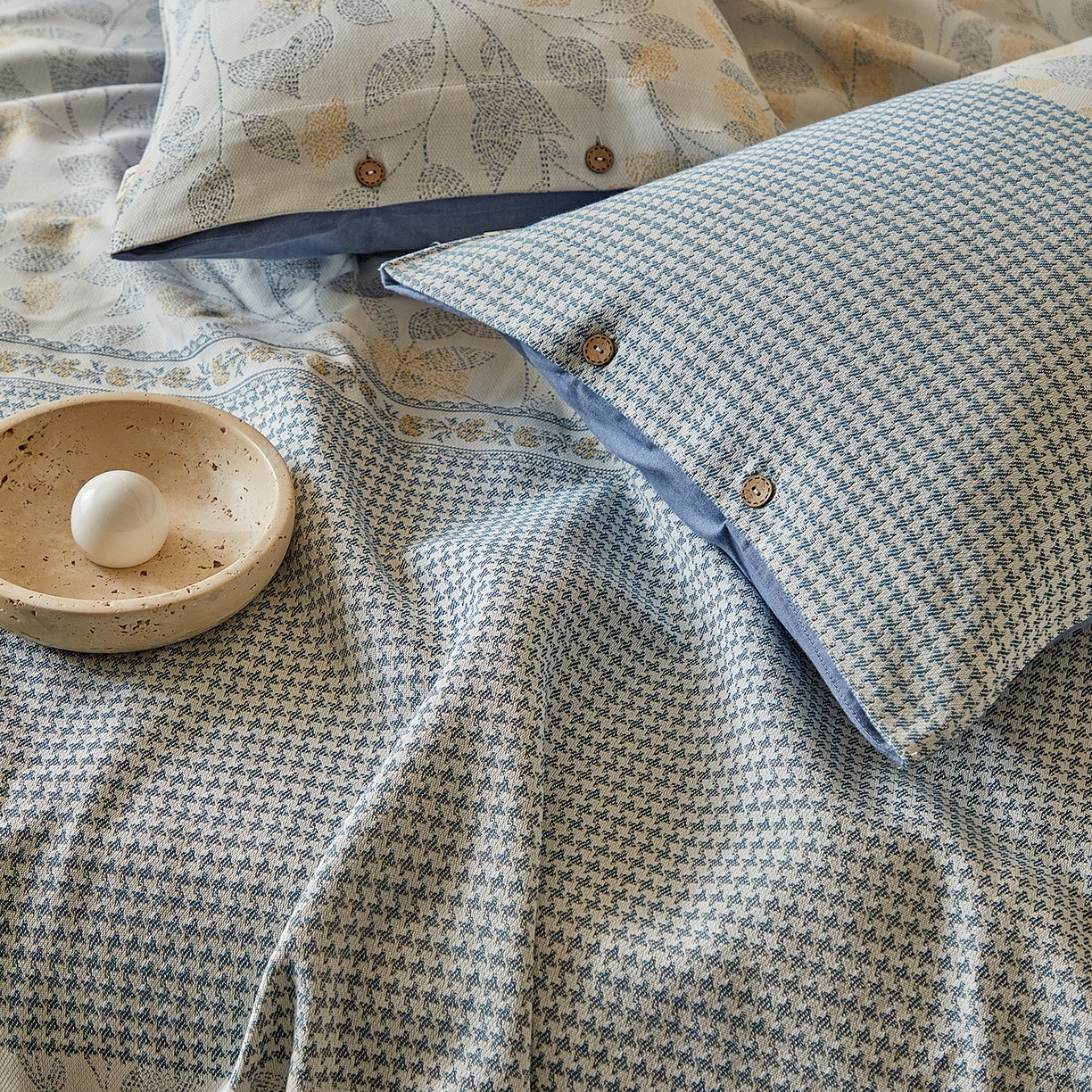 91家纺网 家纺一手货源 找家纺 孑寐家纺 2026新款100%纯棉色织双面大提花老粗布凉席三件套 森间枝语-蓝色