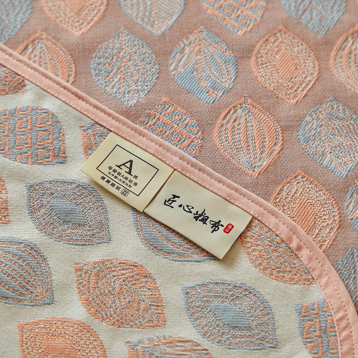 91家纺网 家纺一手货源 找家纺 孑寐家纺 2026新款100%纯棉色织双面大提花老粗布凉席三件套 金栗叶影-浅粉