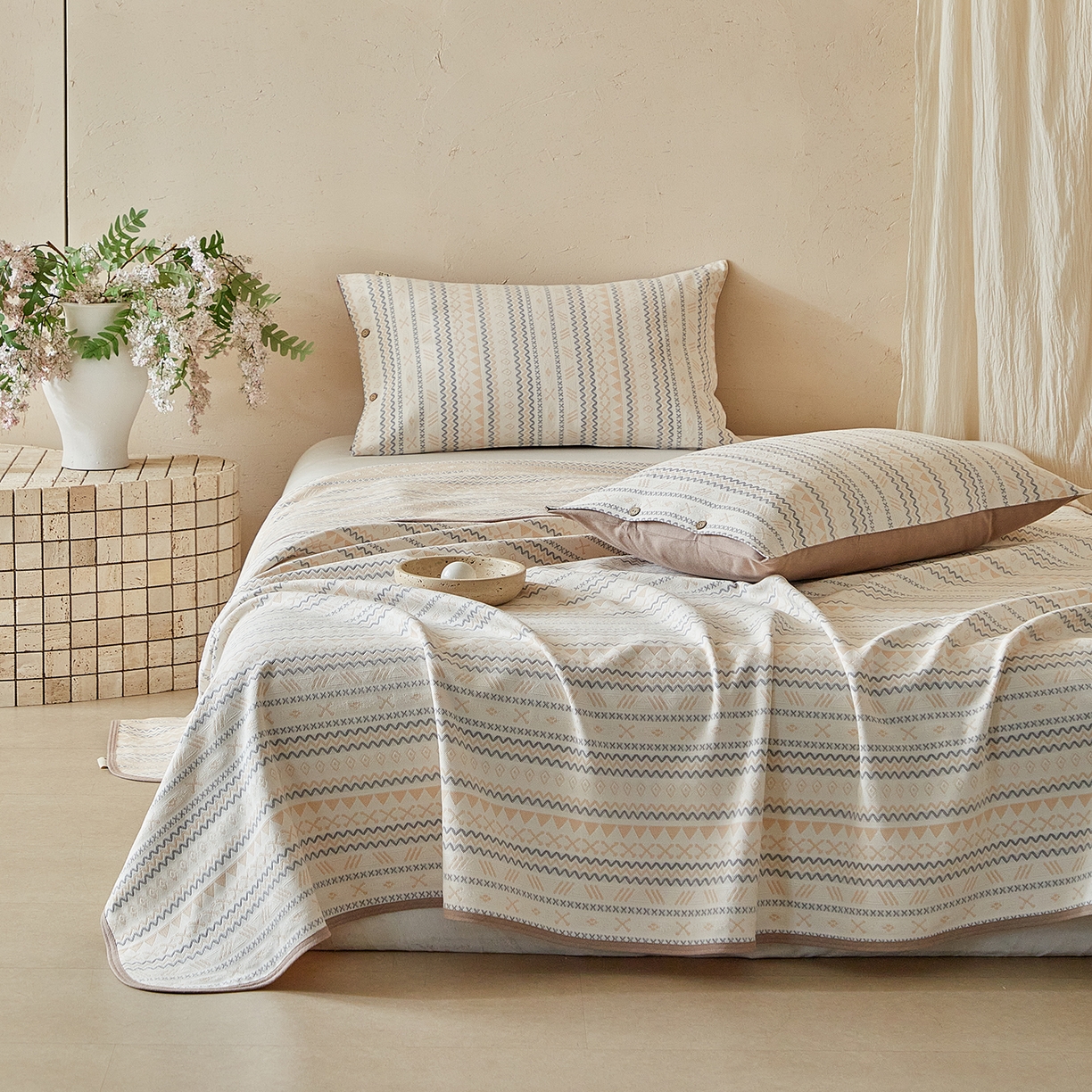 91家纺网 家纺一手货源 找家纺 孑寐家纺 2026新款100%纯棉色织双面大提花老粗布凉席三件套 几何波纹-米色