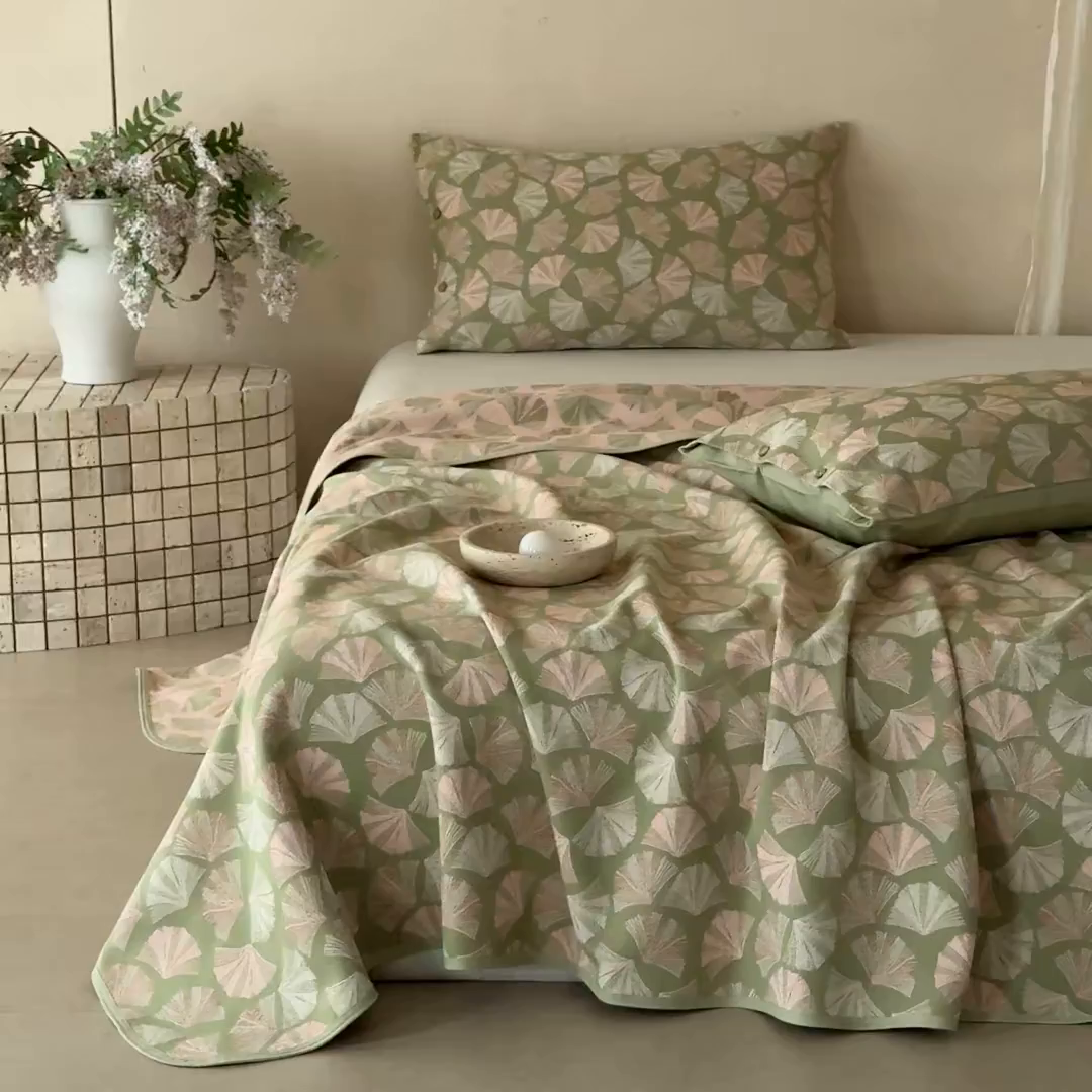 91家纺网 家纺一手货源 找家纺 孑寐家纺 2026新款100%纯棉色织双面大提花老粗布凉席三件套 银杏叶影-绿色