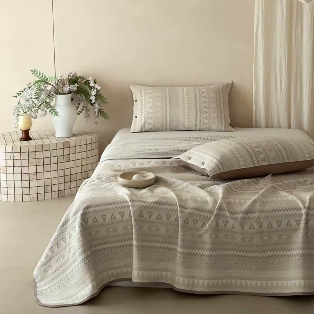 91家纺网 家纺一手货源 找家纺 孑寐家纺 2026新款100%纯棉色织双面大提花老粗布凉席三件套 几何波纹-奶咖