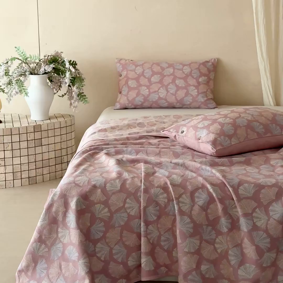 91家纺网 家纺一手货源 找家纺 孑寐家纺 2026新款100%纯棉色织双面大提花老粗布凉席三件套 银杏叶影-粉色