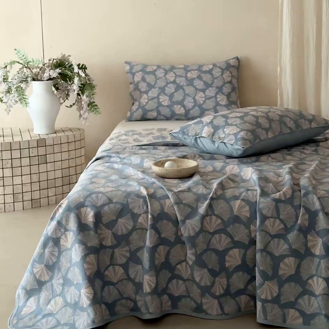 91家纺网 家纺一手货源 找家纺 孑寐家纺 2026新款100%纯棉色织双面大提花老粗布凉席三件套 银杏叶影-蓝色