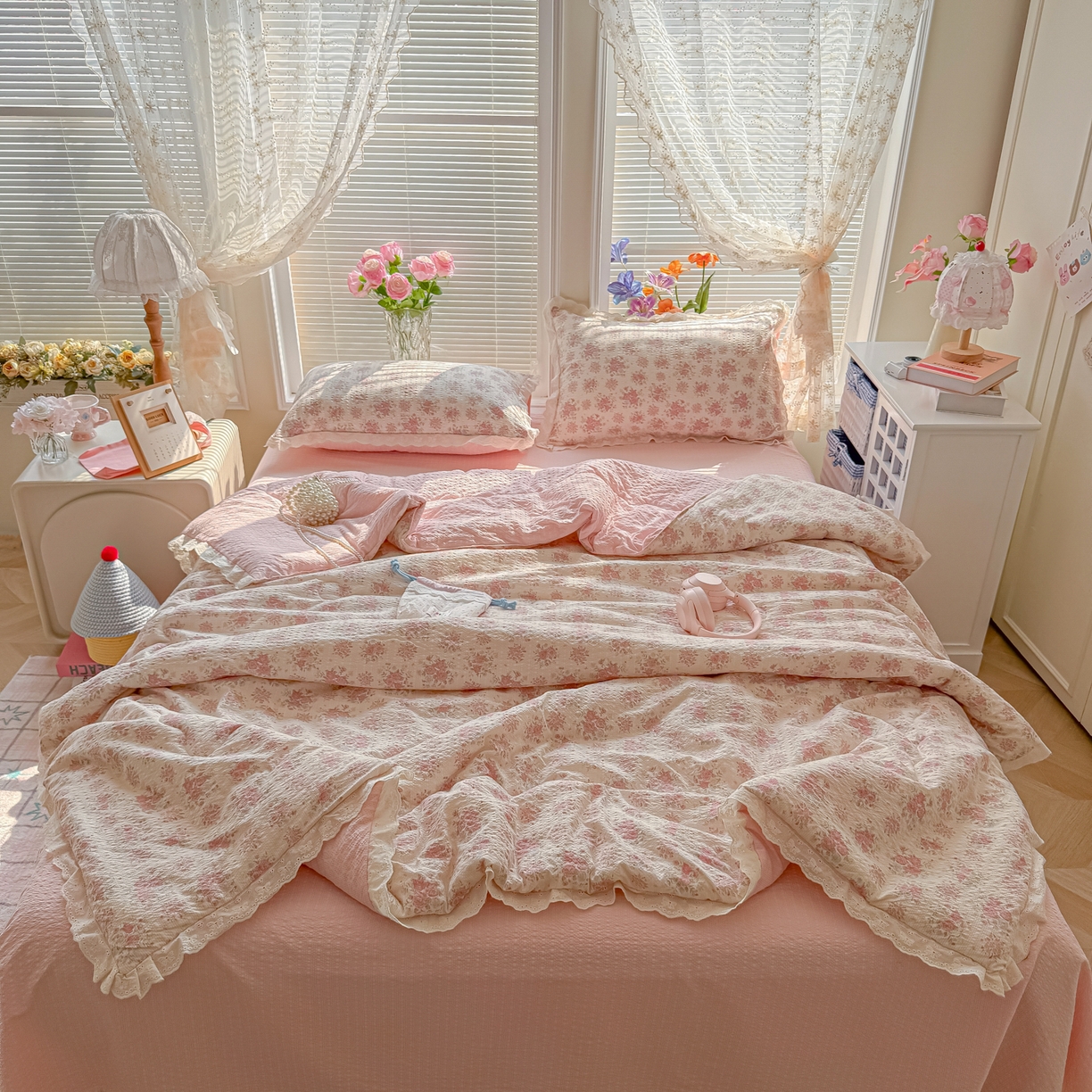 91家纺网 家纺一手货源 找家纺 玉海棠家纺 2026新款泡芙纱全棉纯棉蕾丝花边夏被-花笺系列（软乎乎的质感，治愈所有疲惫） 花笺-日光漫游
