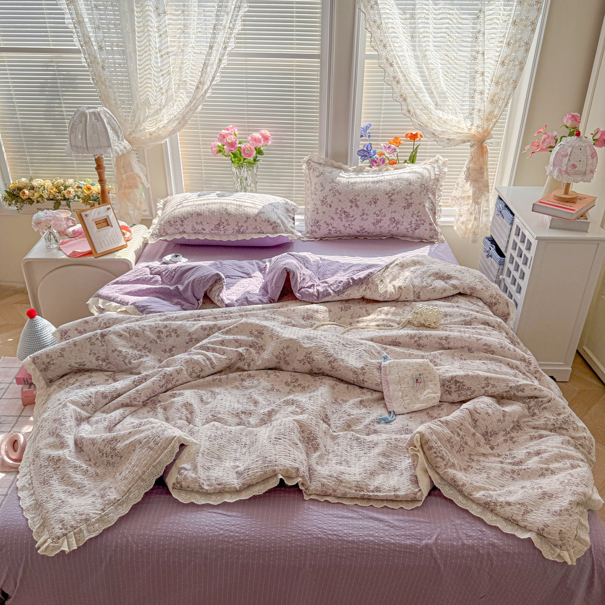 91家纺网 家纺一手货源 找家纺 玉海棠家纺 2026新款泡芙纱全棉纯棉蕾丝花边夏被-花笺系列（软乎乎的质感，治愈所有疲惫） 花笺-柔紫碎花屿