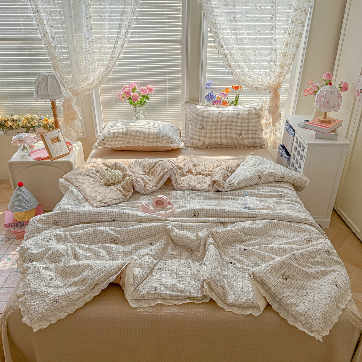 91家纺网 家纺一手货源 找家纺 玉海棠家纺 2026新款泡芙纱全棉纯棉蕾丝花边夏被-花笺系列（软乎乎的质感，治愈所有疲惫） 花笺-织纹木马迹