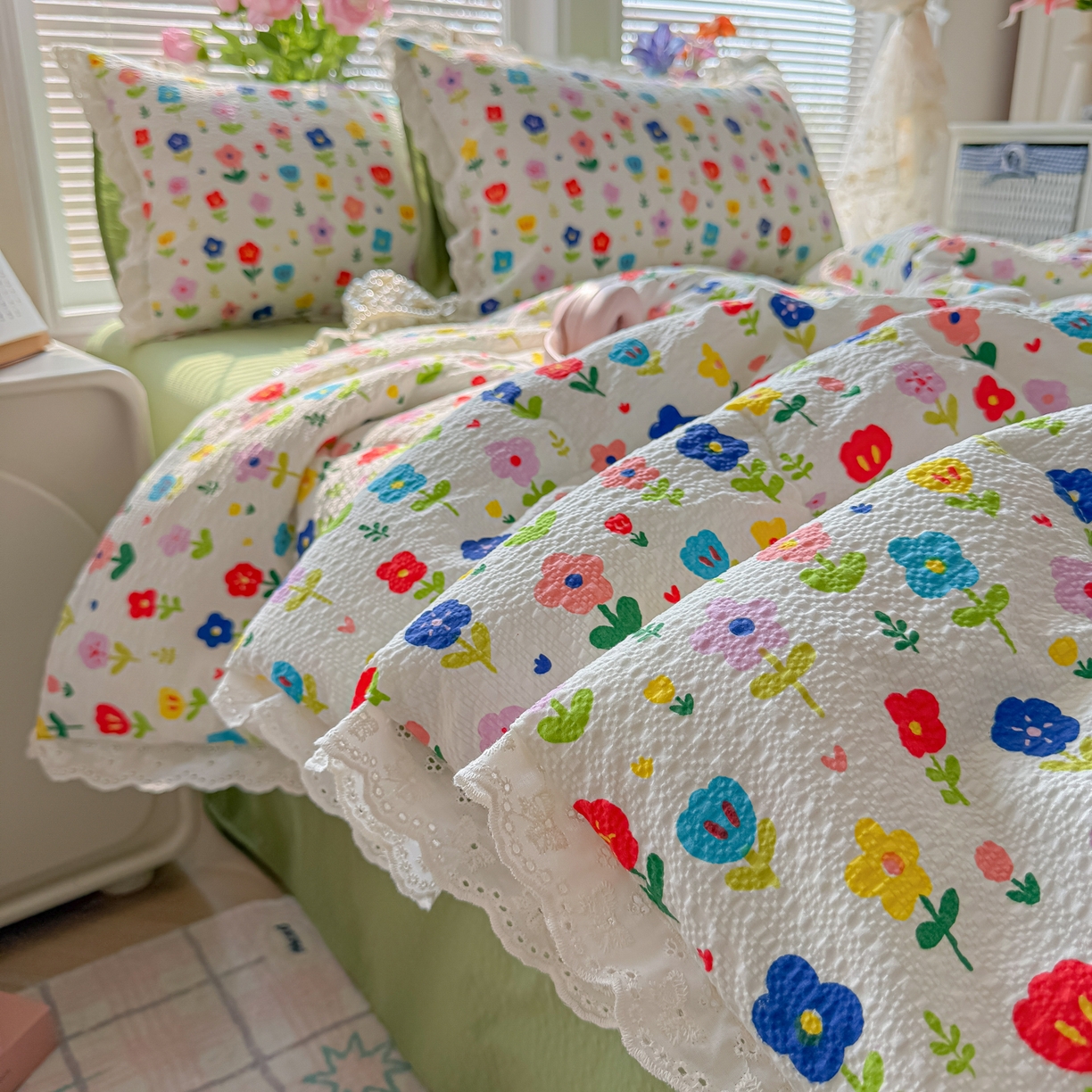 91家纺网 家纺一手货源 找家纺 玉海棠家纺 2026新款泡芙纱全棉纯棉蕾丝花边夏被-花笺系列（软乎乎的质感，治愈所有疲惫） 花笺-彩色花园