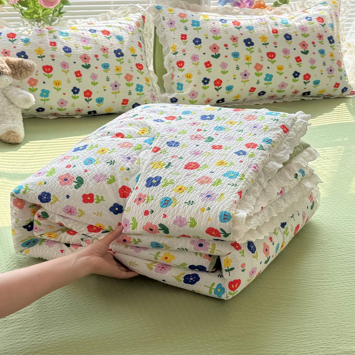 91家纺网 家纺一手货源 找家纺 玉海棠家纺 2026新款泡芙纱全棉纯棉蕾丝花边夏被-花笺系列（软乎乎的质感，治愈所有疲惫） 花笺-彩色花园