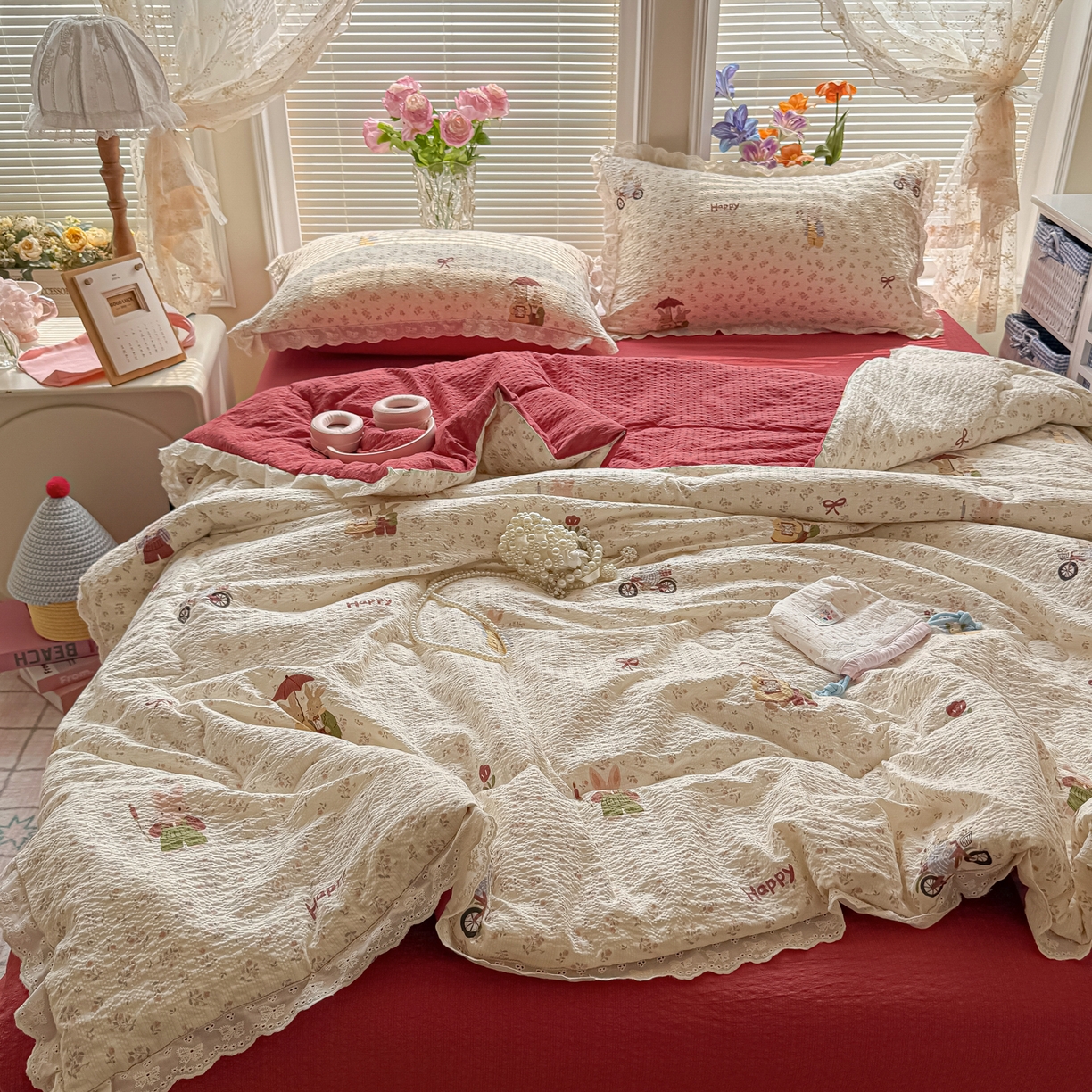 91家纺网 家纺一手货源 找家纺 玉海棠家纺 2026新款泡芙纱全棉纯棉蕾丝花边夏被-花笺系列（软乎乎的质感，治愈所有疲惫） 花笺-躲雨小兔