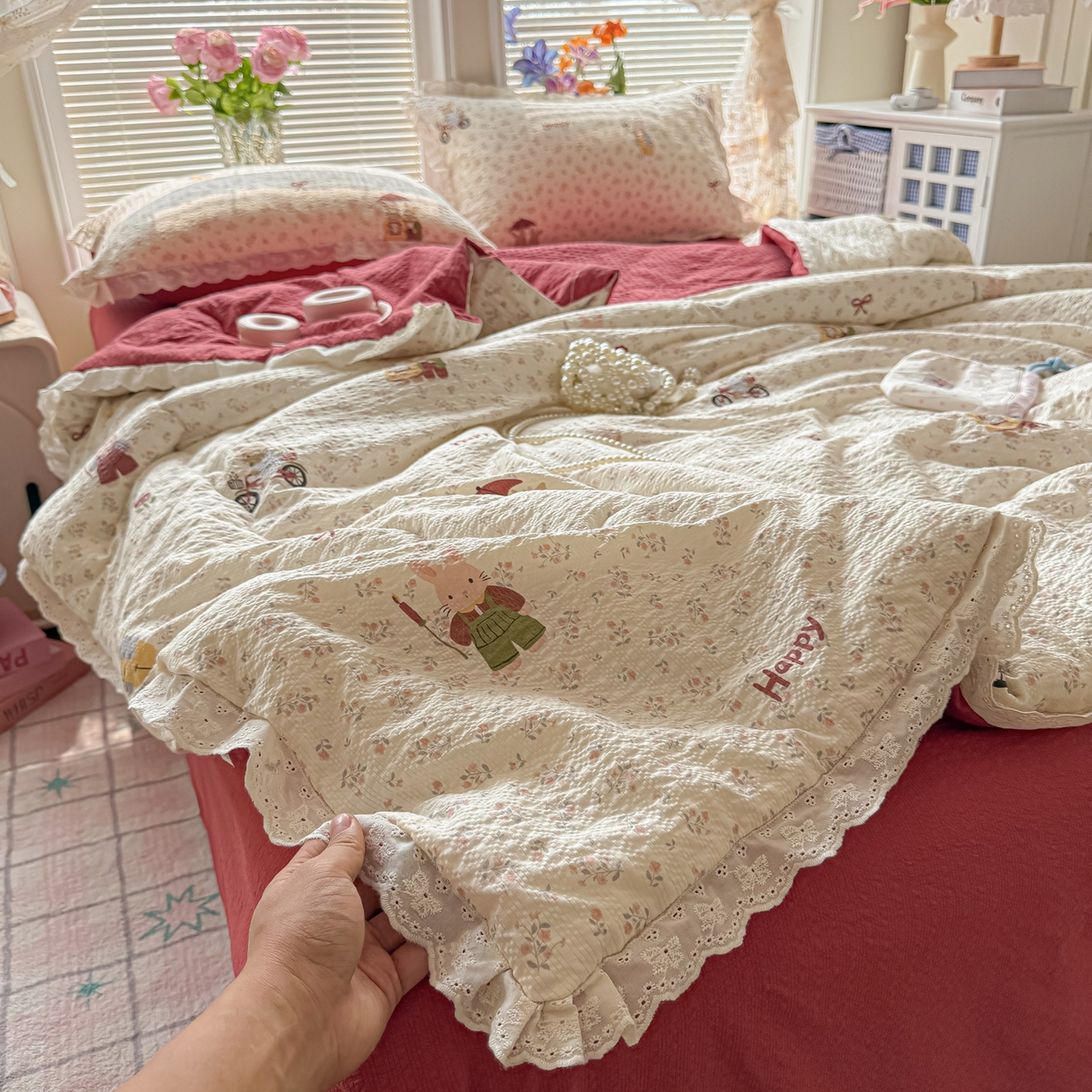 91家纺网 家纺一手货源 找家纺 玉海棠家纺 2026新款泡芙纱全棉纯棉蕾丝花边夏被-花笺系列（软乎乎的质感，治愈所有疲惫） 花笺-躲雨小兔
