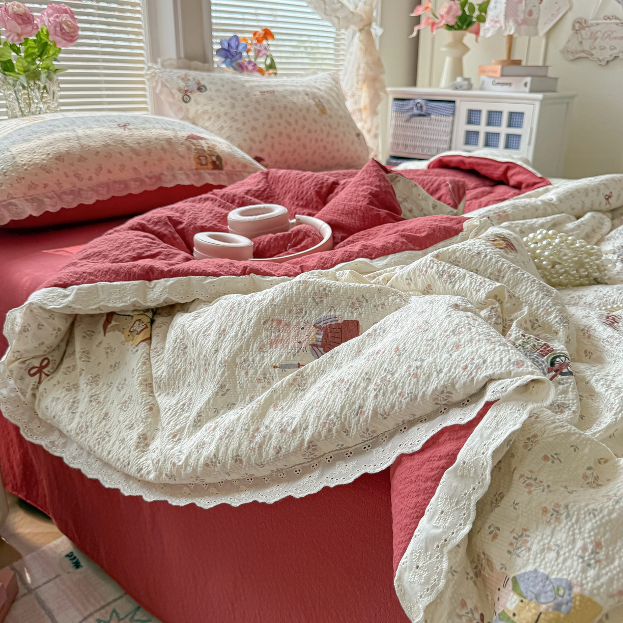 91家纺网 家纺一手货源 找家纺 玉海棠家纺 2026新款泡芙纱全棉纯棉蕾丝花边夏被-花笺系列（软乎乎的质感，治愈所有疲惫） 花笺-躲雨小兔