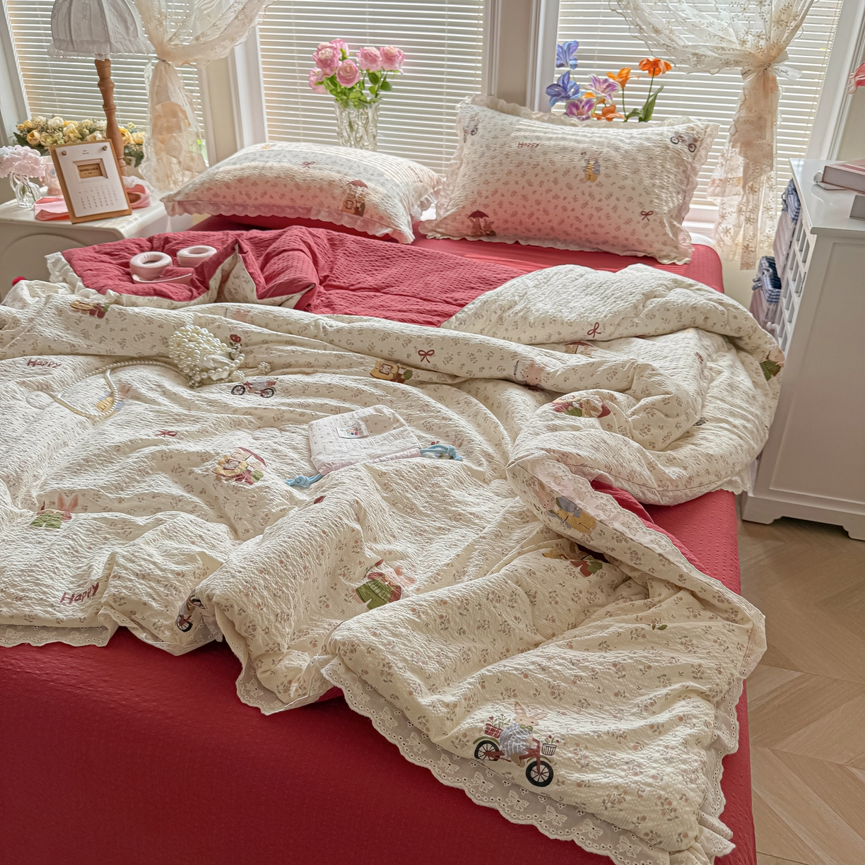 91家纺网 家纺一手货源 找家纺 玉海棠家纺 2026新款泡芙纱全棉纯棉蕾丝花边夏被-花笺系列（软乎乎的质感，治愈所有疲惫） 花笺-躲雨小兔