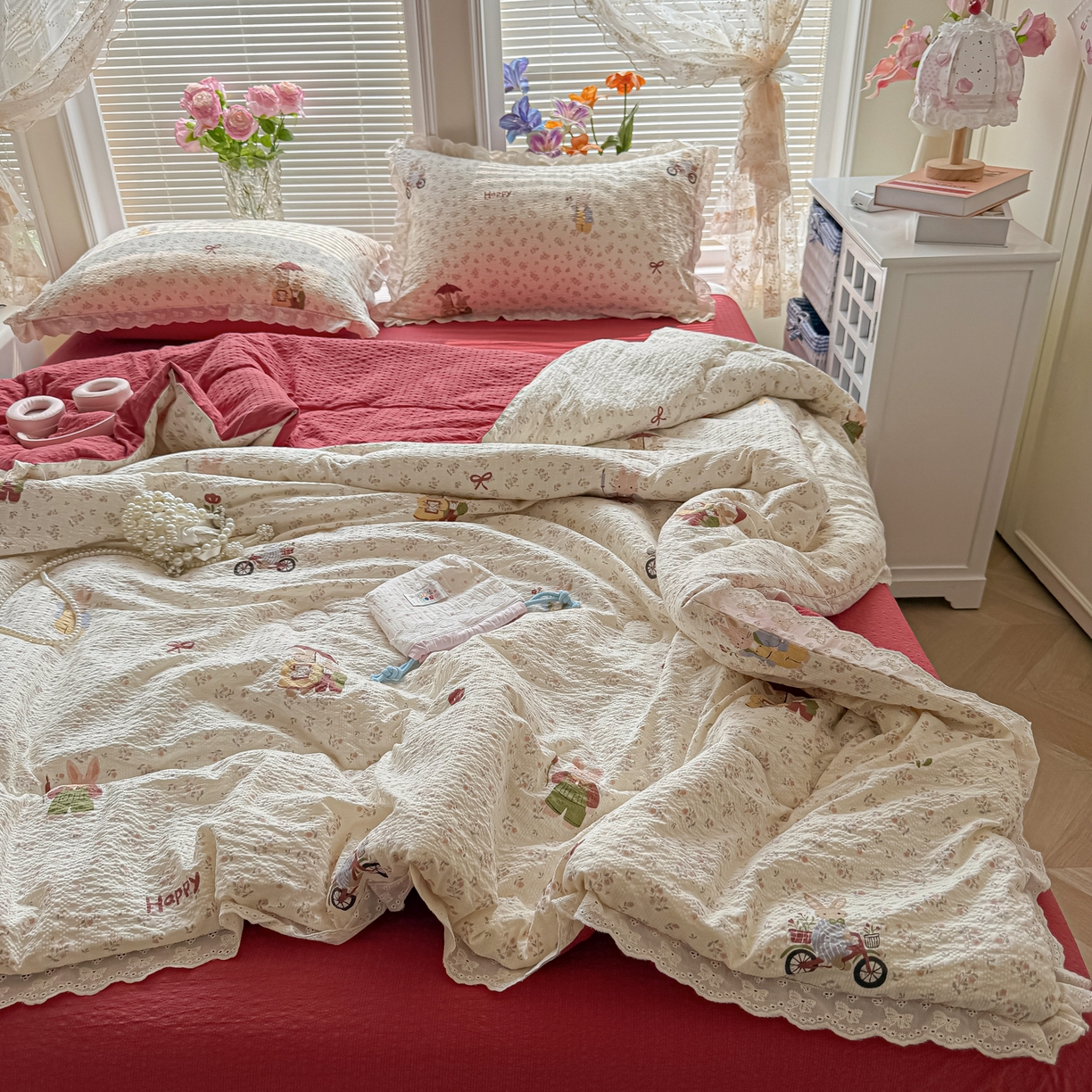 91家纺网 家纺一手货源 找家纺 玉海棠家纺 2026新款泡芙纱全棉纯棉蕾丝花边夏被-花笺系列（软乎乎的质感，治愈所有疲惫） 花笺-躲雨小兔