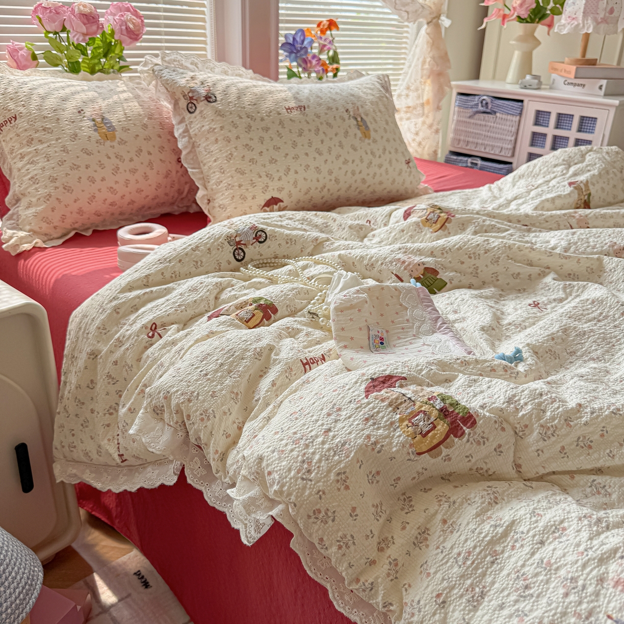 91家纺网 家纺一手货源 找家纺 玉海棠家纺 2026新款泡芙纱全棉纯棉蕾丝花边夏被-花笺系列（软乎乎的质感，治愈所有疲惫） 花笺-躲雨小兔