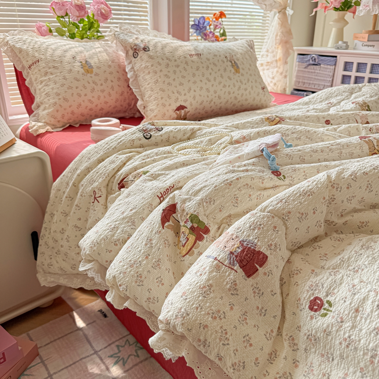 91家纺网 家纺一手货源 找家纺 玉海棠家纺 2026新款泡芙纱全棉纯棉蕾丝花边夏被-花笺系列（软乎乎的质感，治愈所有疲惫） 花笺-躲雨小兔