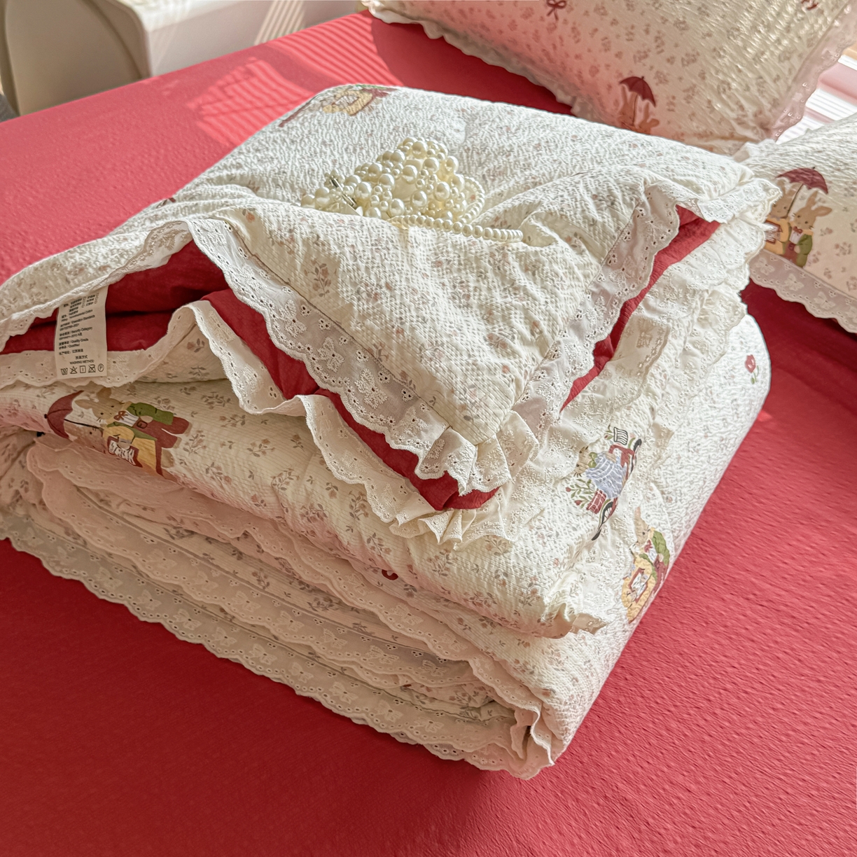 91家纺网 家纺一手货源 找家纺 玉海棠家纺 2026新款泡芙纱全棉纯棉蕾丝花边夏被-花笺系列（软乎乎的质感，治愈所有疲惫） 花笺-躲雨小兔