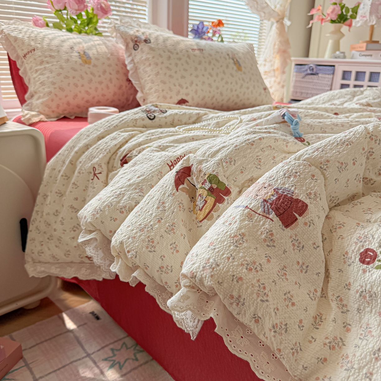 91家纺网 家纺一手货源 找家纺 玉海棠家纺 2026新款泡芙纱全棉纯棉蕾丝花边夏被-花笺系列（软乎乎的质感，治愈所有疲惫） 花笺-躲雨小兔