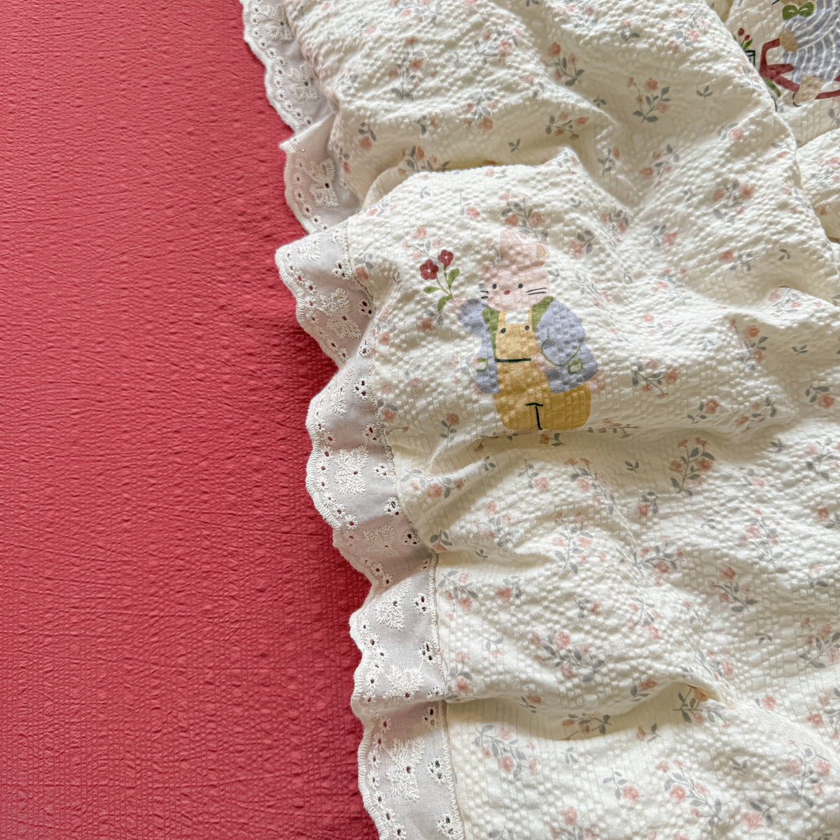 91家纺网 家纺一手货源 找家纺 玉海棠家纺 2026新款泡芙纱全棉纯棉蕾丝花边夏被-花笺系列（软乎乎的质感，治愈所有疲惫） 花笺-躲雨小兔